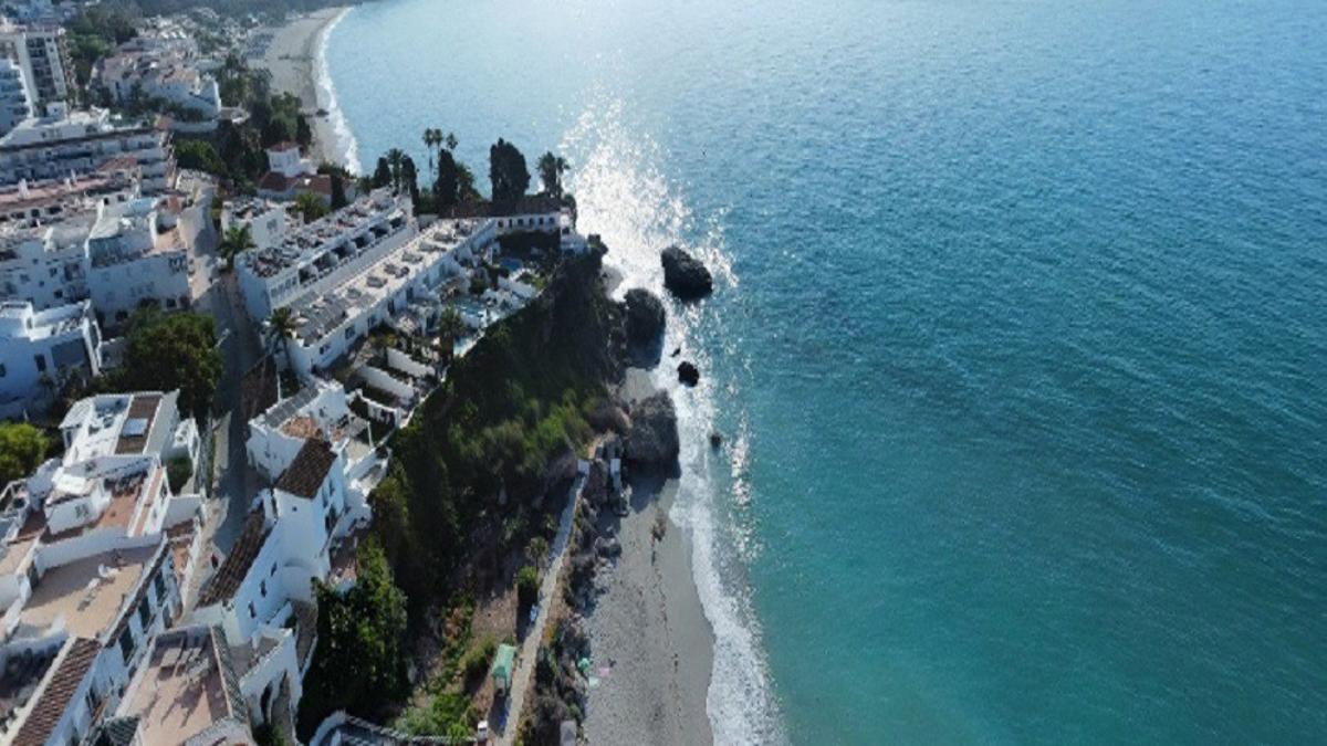 Playa del Carabeo en Nerja (Málaga)