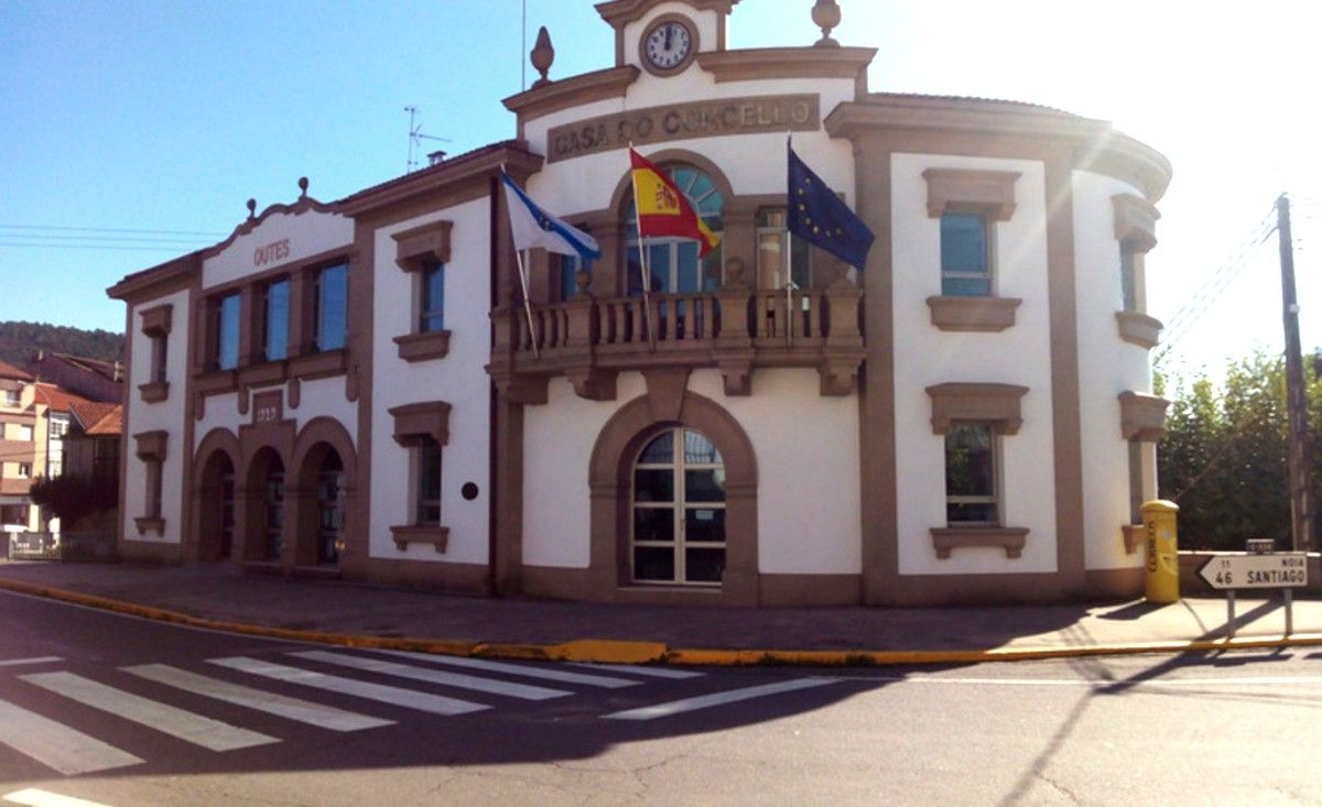 Casa consistorial de Outes.