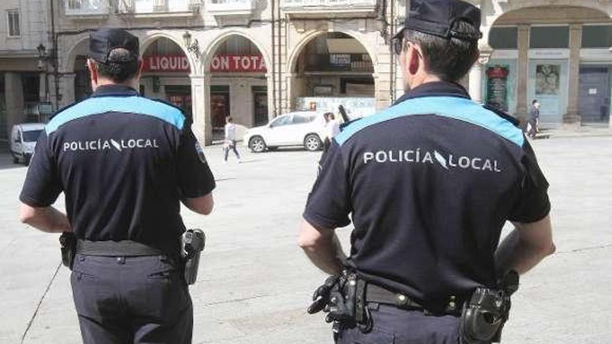 Agentes de la Policía Local en la Plaza Mayor. // Iñaki Osorio