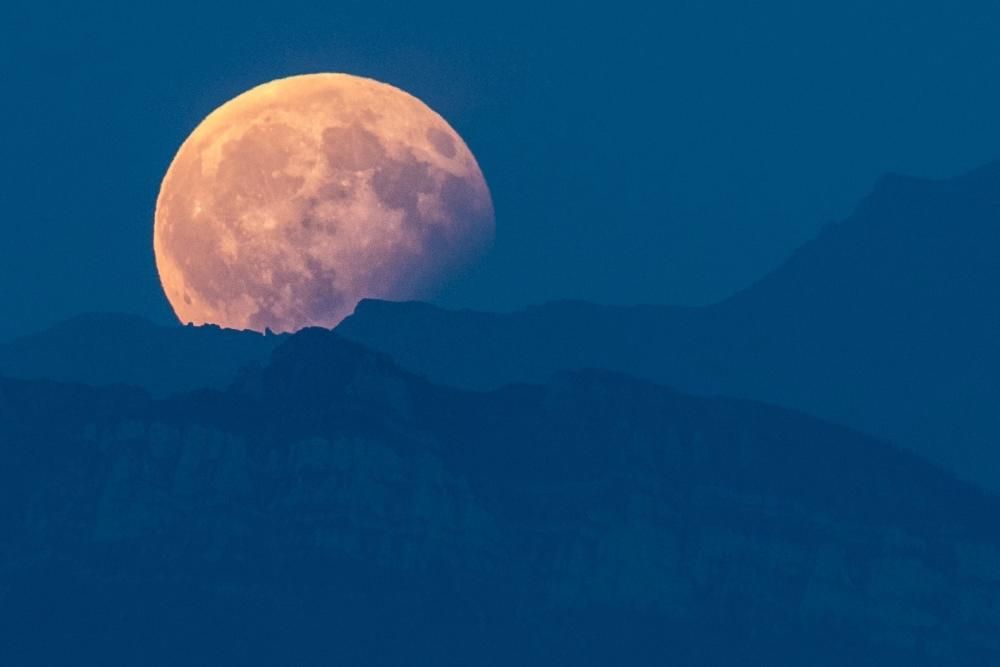 Eclipse lunar parcial sobre los Alpes berneses