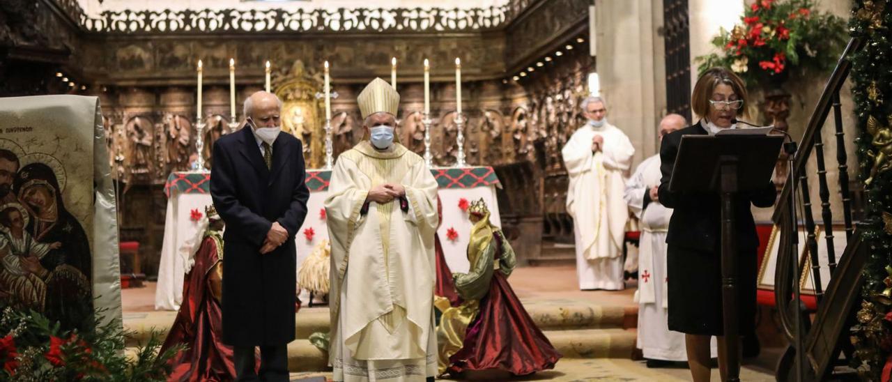 Los condecorados Eduardo Cadenas y María Dolores Balseiro, junto al obispo, Luis Quinteiro Fiuza, ayer en la Catedral de Tui.   | // ANXO GUTIÉRREZ