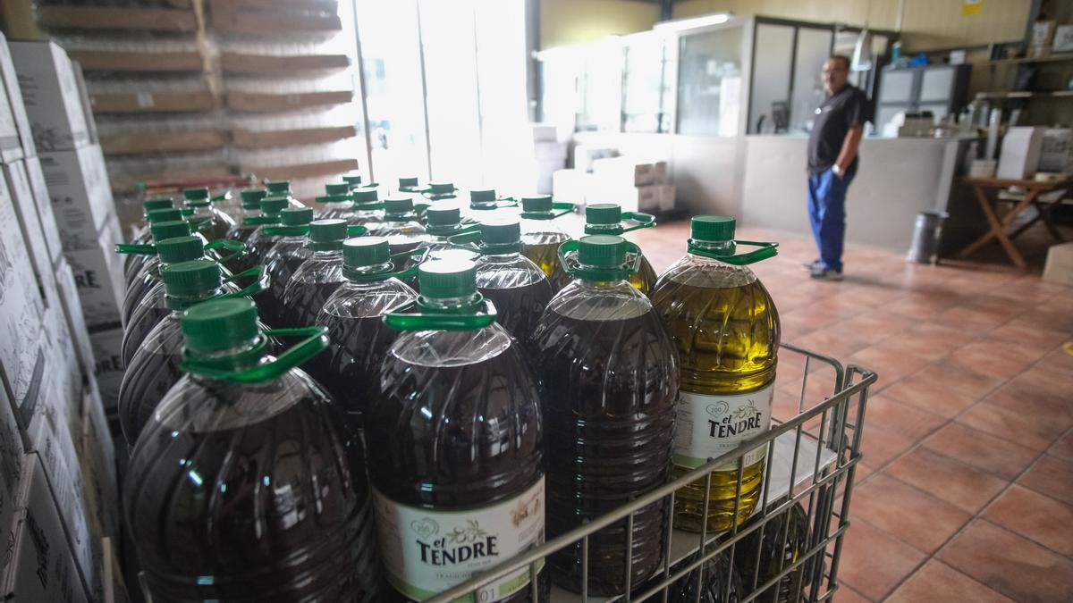 Garrafas de aceite de oliva virgen extra preparadas para su venta en la almazara El Tendre de Elche.