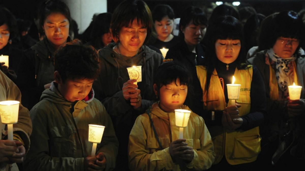 Familiares de las víctimas del naufragio e imágenes del estado en el que ha quedado el ferry Sewol. 