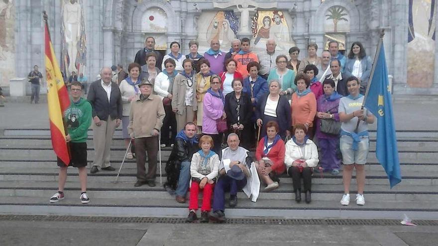 Feligreses de la parroquia de Lieres, en Lourdes. reproducción de manuel noval moro