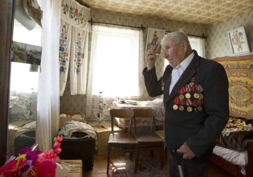 Un veterano de la Segunda Guerra Mundial se peina de cara al Día de la Victoria en Minsk (Ucrania)