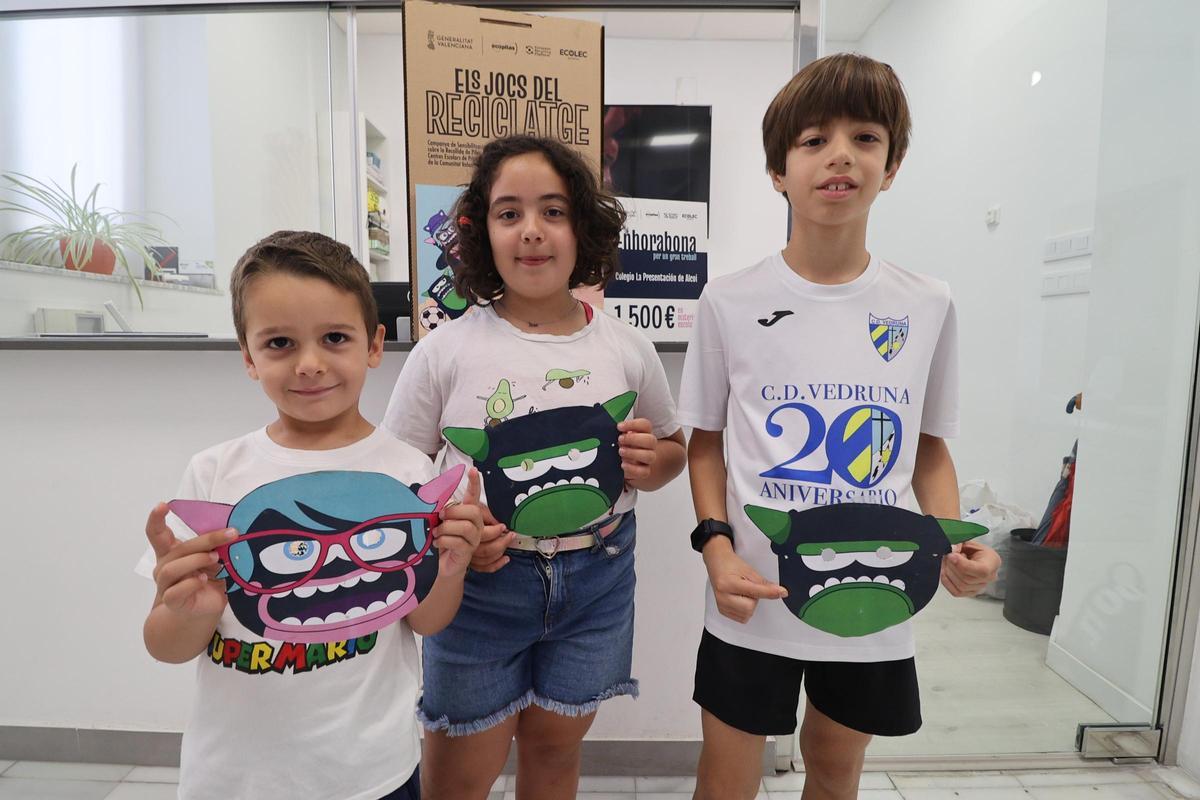 Tres de los escolares del colegio Vedruna de Alcoy que han participado en la campaña de recogida de pilas.