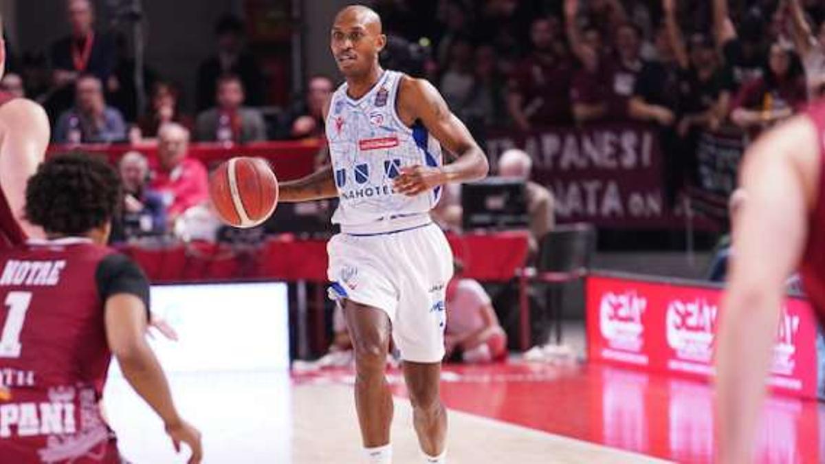 Jamar Smith, con la camieta del Reggiana.