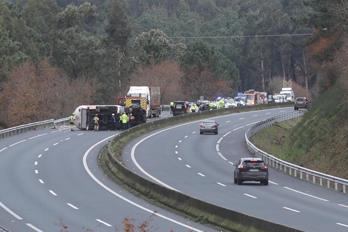 Un accidente entre un camión de mercancías peligrosas y un turismo deja dos heridos y dificulta la circulación en la AP-9