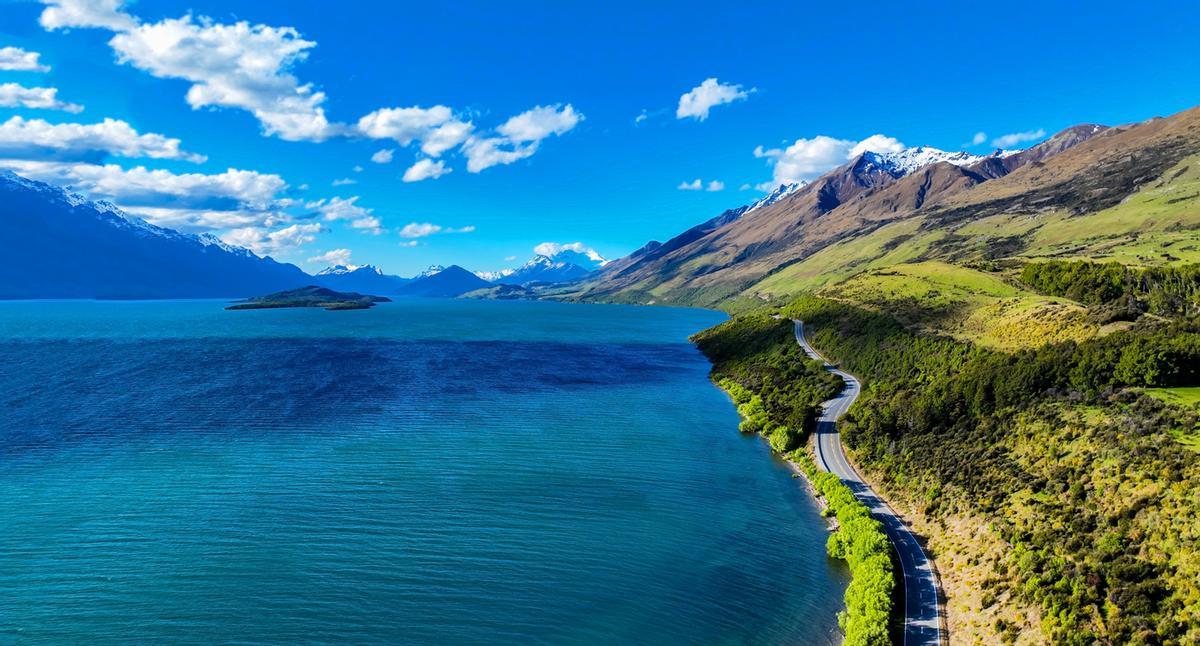 Ruta panorámica a lo largo del viaje por carretera con las aguas turquesas de las Tierras Altas de Nueva Zelanda