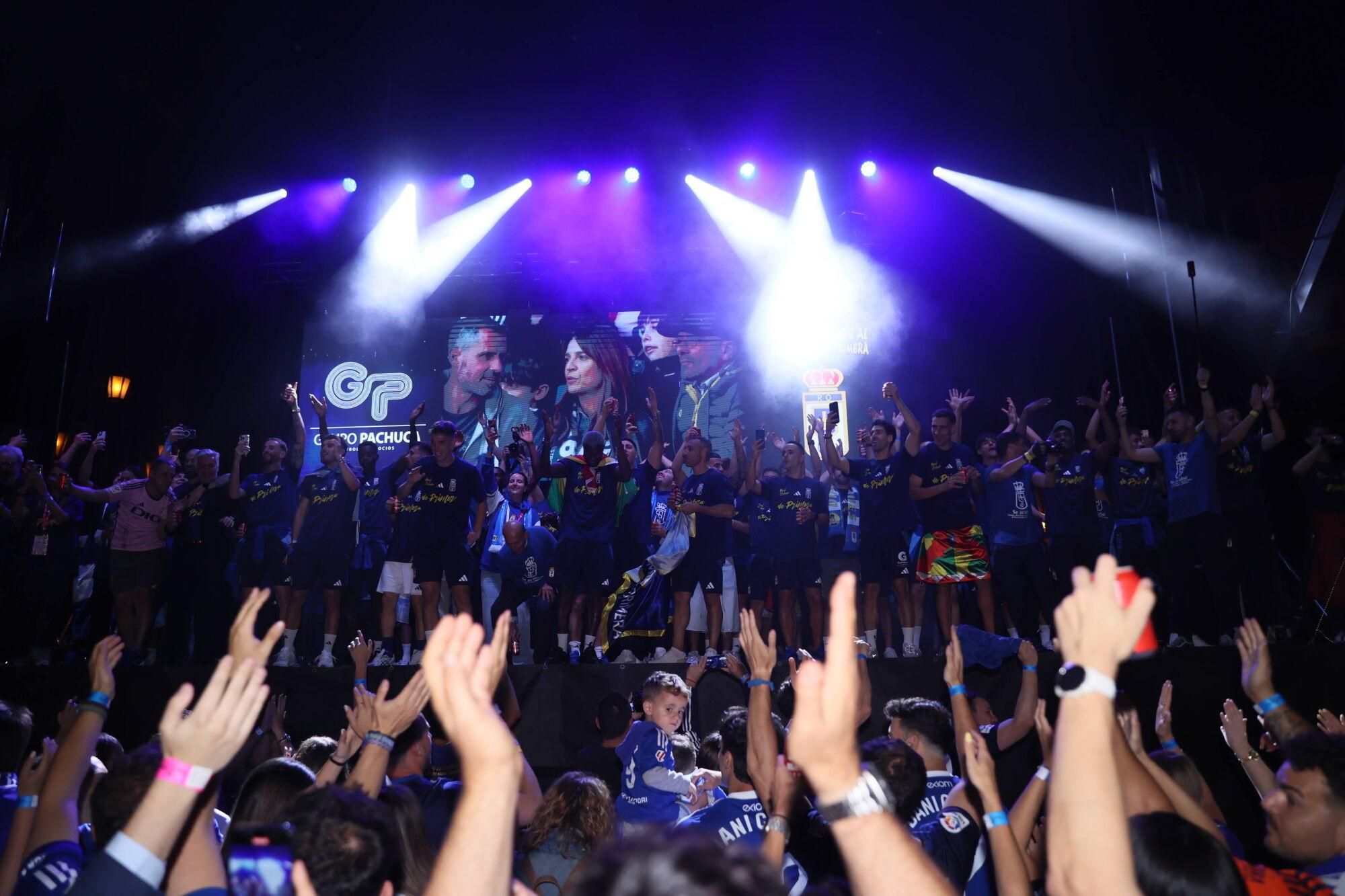 Así se celebró el ascenso del Oviedo a Primera: la afición estalla en una noche histórica