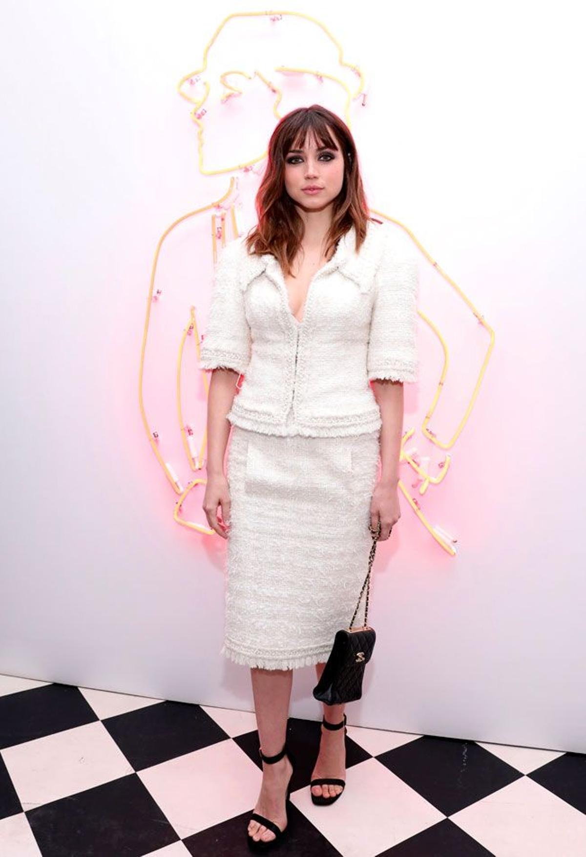 Ana de Armas con total look de Chanel