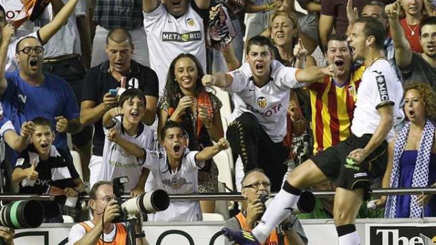 Soldado celebra el gol de la victoria ayer en Mestalla.