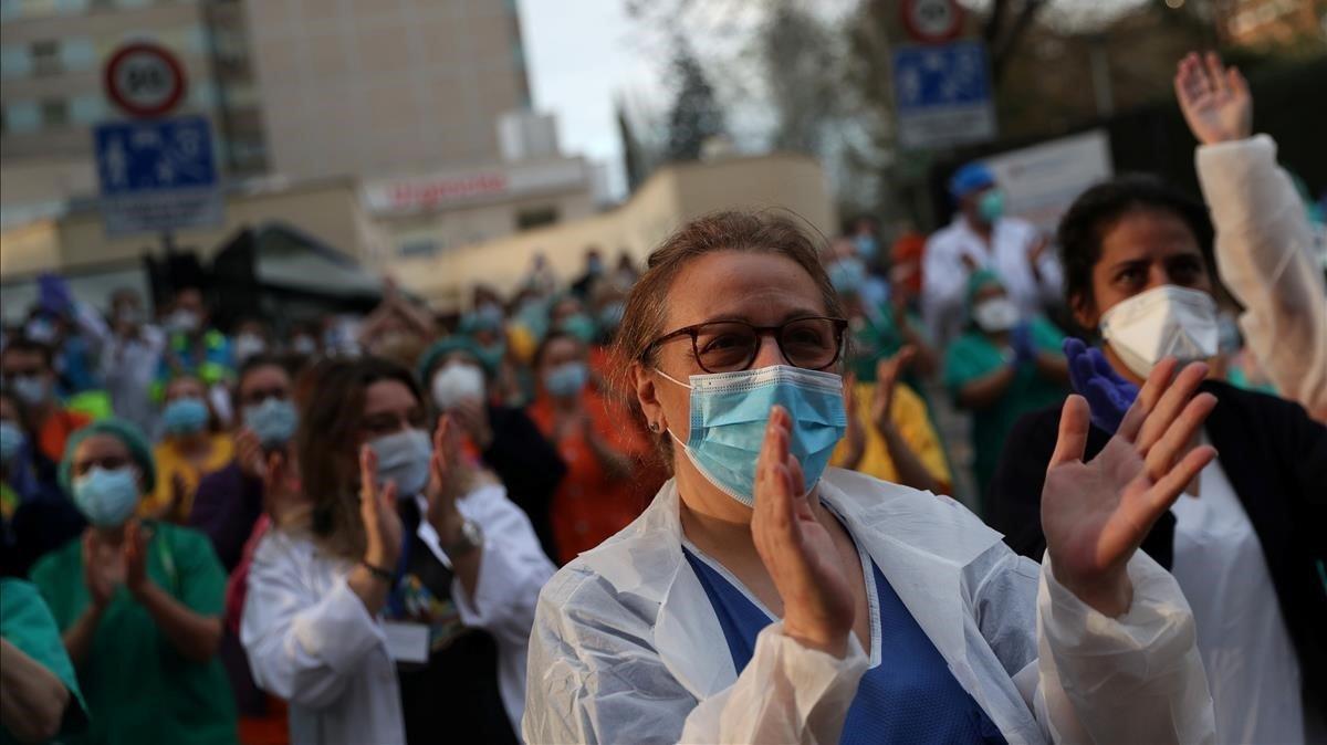 Sanitarios del Hospital Gregorio Marañón de Madrid agradecen los aplausos de los vecinos por su labor contra el coronavirus.