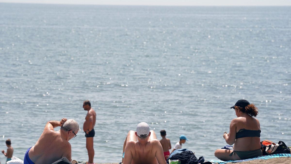 25/04/2025 Imágenes de bañistas en La Malagueta. A 25 de abril de 2025 en Málaga, Andalucía (España). Numerosos malagueños y visitantes se dan cita este viernes en la playa de La Malagueta, aprovechando las altas temperaturas y el ambiente soleado que marca el inicio de la primavera en la Costa del Sol. Sombrillas, baños en el mar y terrazas llenas protagonizan una jornada que anticipa la cercanía del verano. SOCIEDAD Álex Zea - Europa Press
