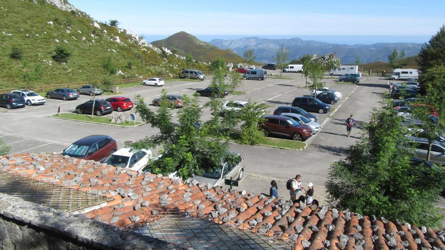 El sector turístico pide un plan de medidas que evite nuevos cierres del acceso a los Lagos de Covadonga