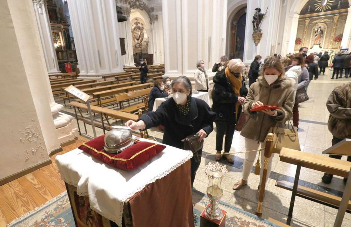 Feligresas, en 2022, acercándose a la reliquia de Santa Águeda en el Portillo. |     ÁNGEL DE CASTRO
