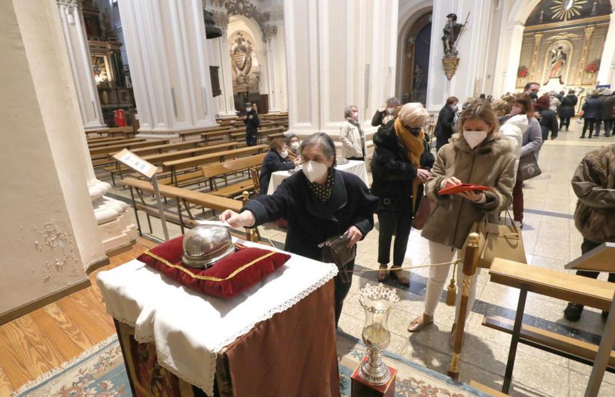 Feligresas, en 2022, acercándose a la reliquia de Santa Águeda en el Portillo. | ÁNGEL DE CASTRO