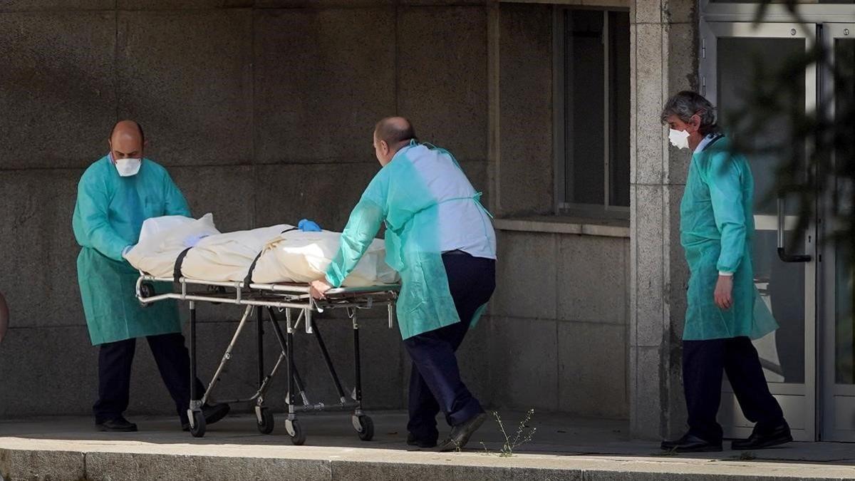 Traslado de ancianos en una residencia de ancianos de Madrid.