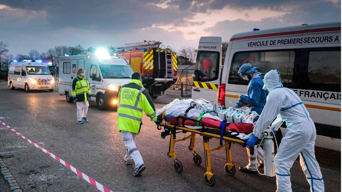 El coronavirus deja 665.164 contagios y 30.852 fallecimientos. En la foto, traslado de un paciente con coronavirus desde un hospital militar a un ambulancia en Mulhouse, Francia.