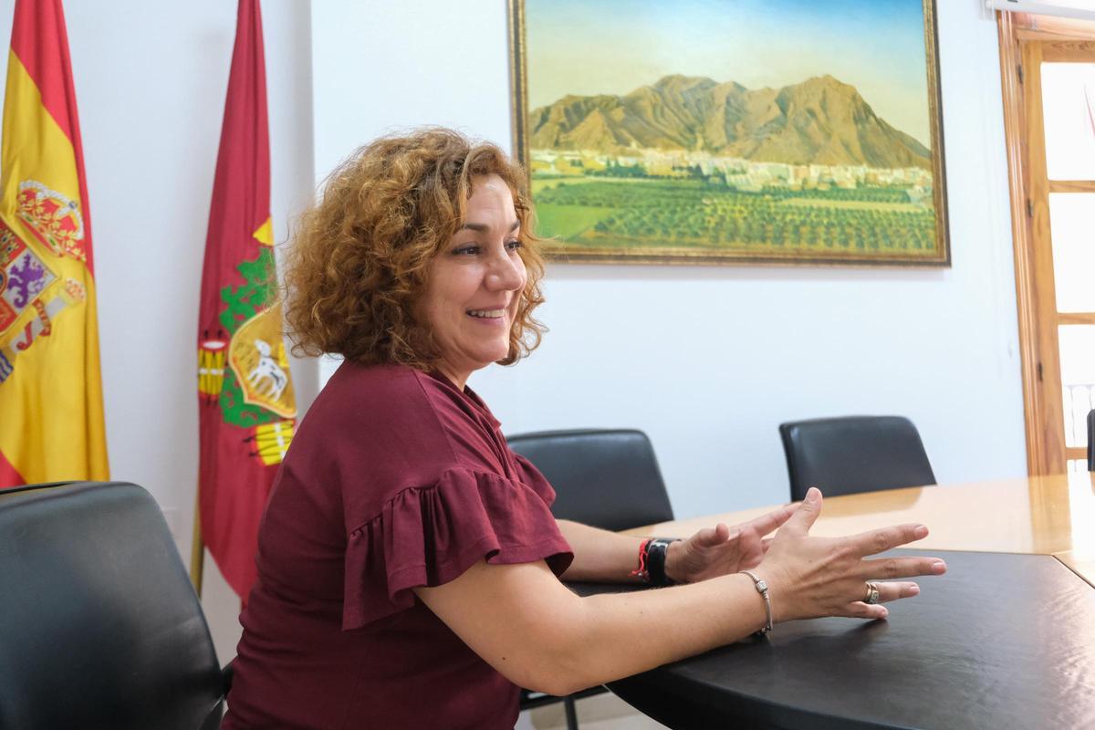 La regidora, Amparo Serrano, en el despacho de Alcaldía de Callosa de Segura
