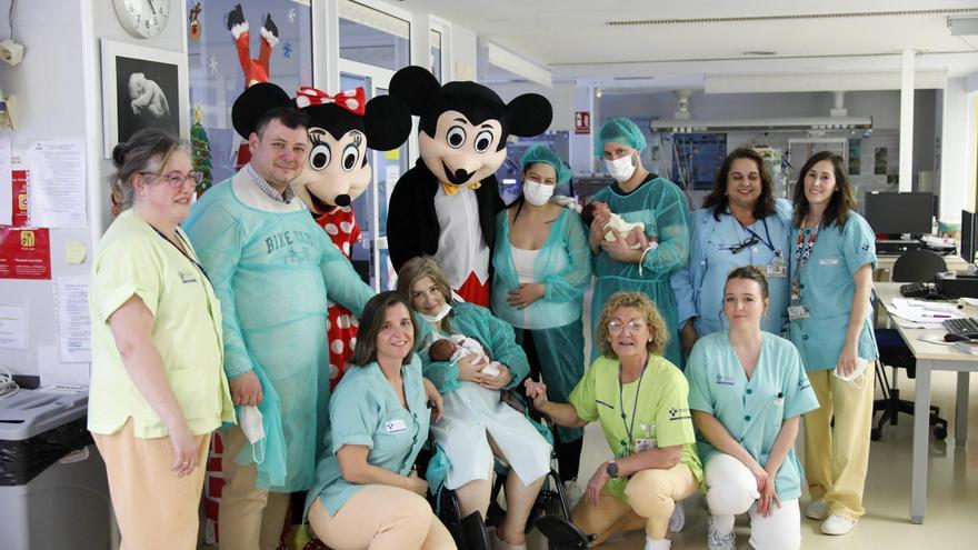 Mickey y Minnie Mouse visitan a los niños del Hospital de Cabueñes (en imágenes)