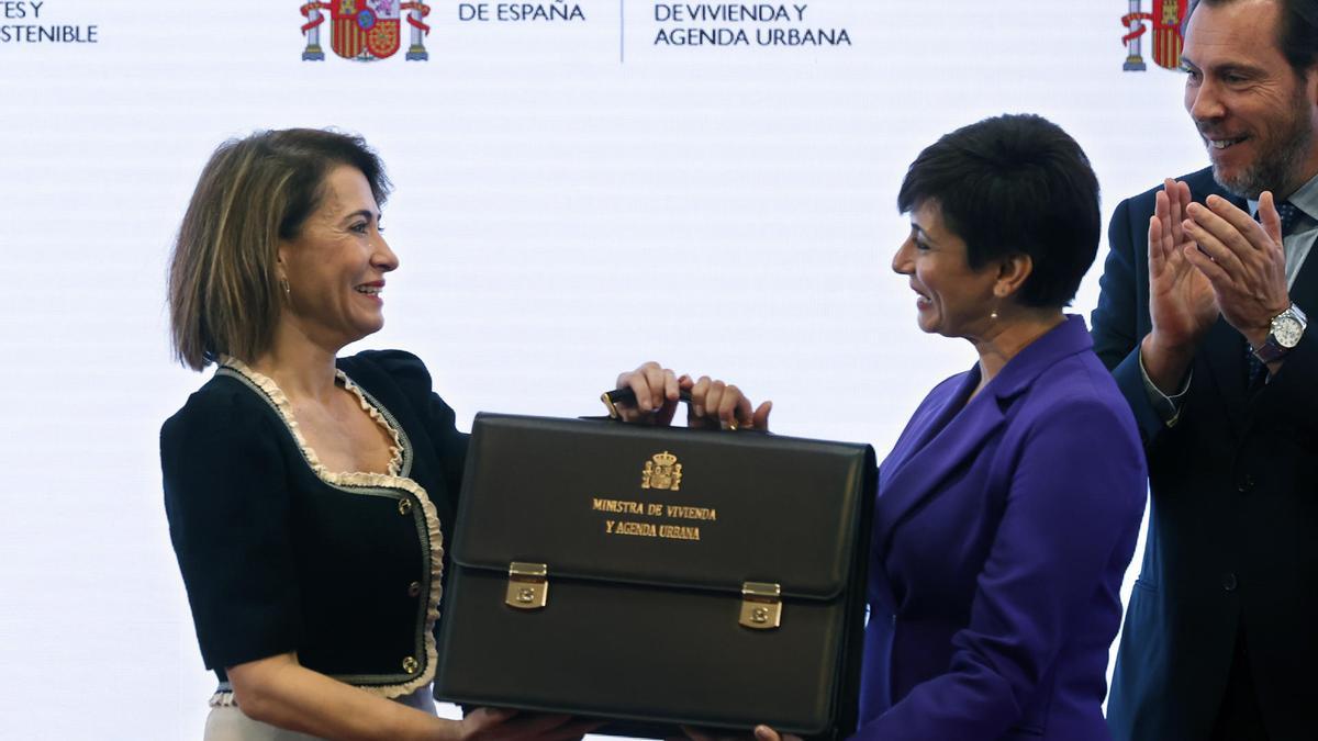 La nueva ministra de Vivienda, Isabel Rodríguez, recibe la cartera de manos de la ministra saliente, Raquel Sánchez (i), este martes en Madrid. Al fondo, el nuevo ministro de Transportes y Movilidad Sostenible, Óscar Puente.