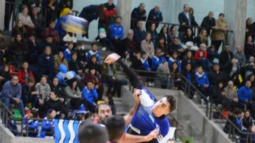 Carlos Meira lanza a portería durante el partido ante el Tejina. // G.N.