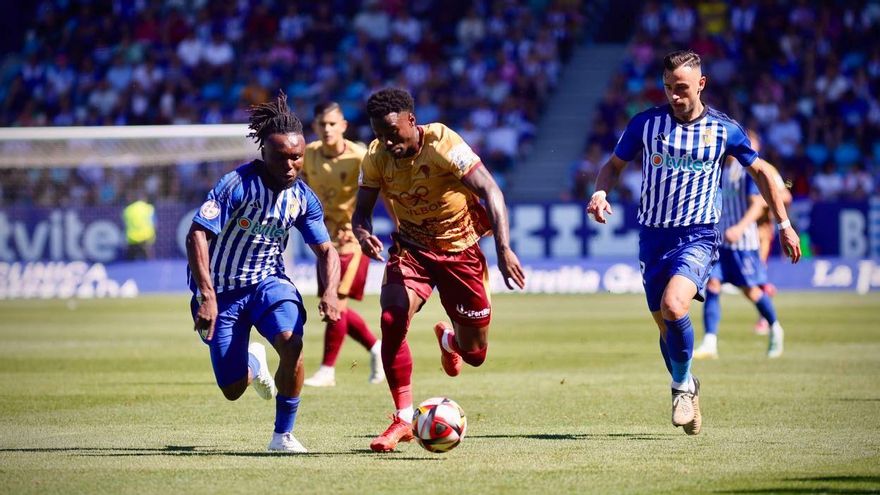 Adilson Mendes conduce el esférico durante el pasado cruce ante la Ponferradina en El Toralín.