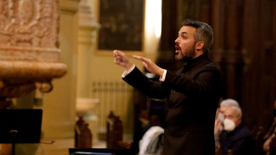 Santiago Jesús Otero Vela, director del coro de la Universidad de Málaga, durante una actuación.