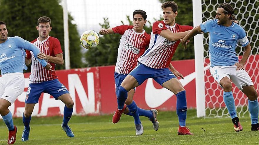 Los rojiblancos Mecerreyes y Villalón tratan de despejar el balón ante la presencia de Gonzalo, con Espeso al fondo.