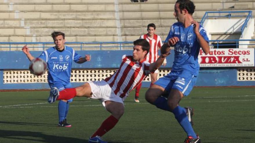 Ramón (d) observa el remate de un jugador del Santanyí.