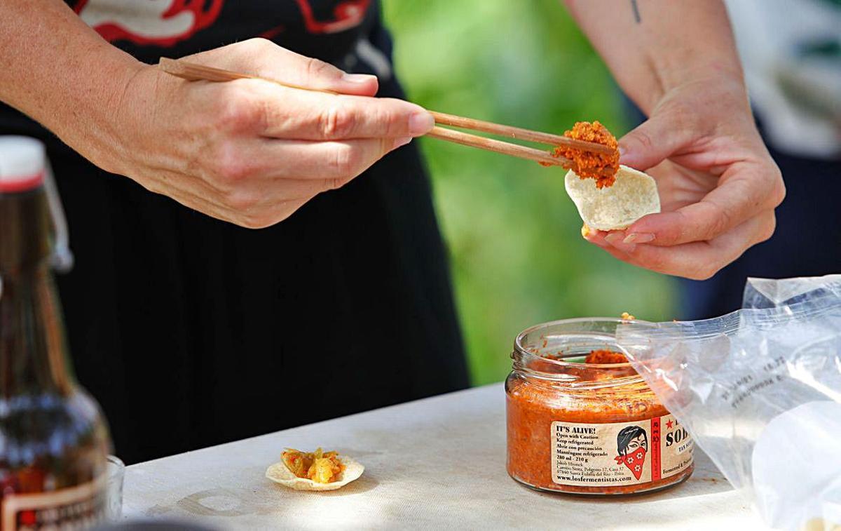 Bec prepara canapés de ‘sobrasada vegetariana’ a base de tomates. | VICENT MARÍ