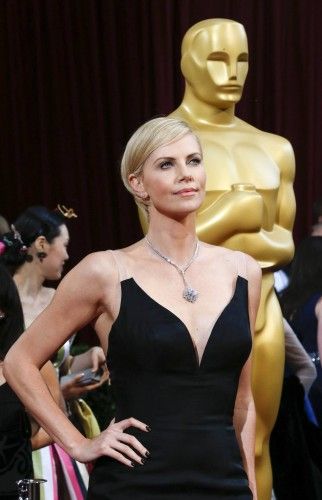 Charlize Theron en la alfombra roja.