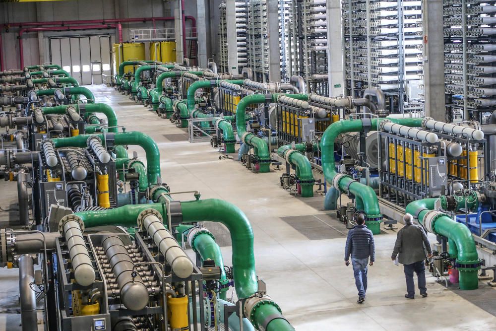 Así son las entrañas de la desalinizadora de Torrevieja, la más grande de Europa, que termina el año con una producción superior a los 40 hectómetros
