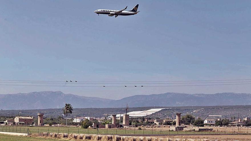 Un aviÃ³n sobrevuela las viviendas rurales del Pla de Sant Jordi antes de aterrizar en Son Sant Joan.