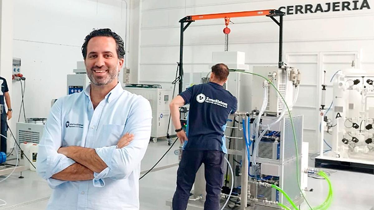 Álvaro Valenzuela, fundador de la empresa ZonoSistem, creadora de máquinas generadoras de ozono para tratamientos de desinfección en agua y en aire, en la imagen en sus nuevas instalaciones en el Polígono Industrial Las Salinas de Levante, en El Puerto de Santa María.