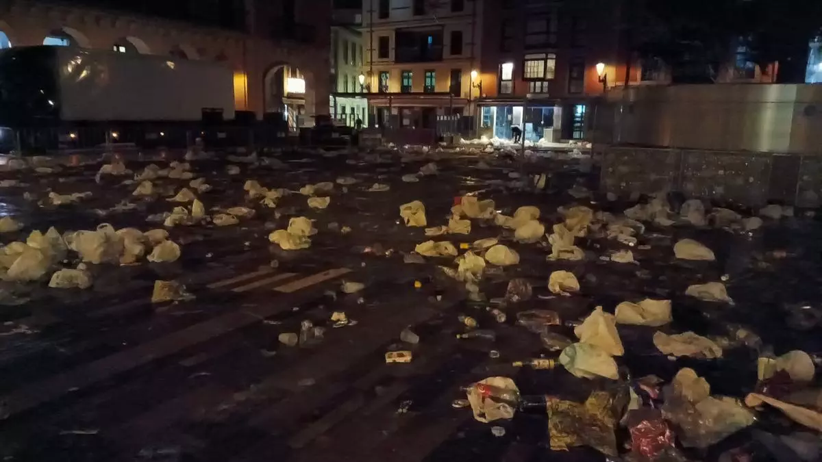 La resaca de la Nochevieja en Gijón: más de 20 toneladas de residuos retirados de las calles