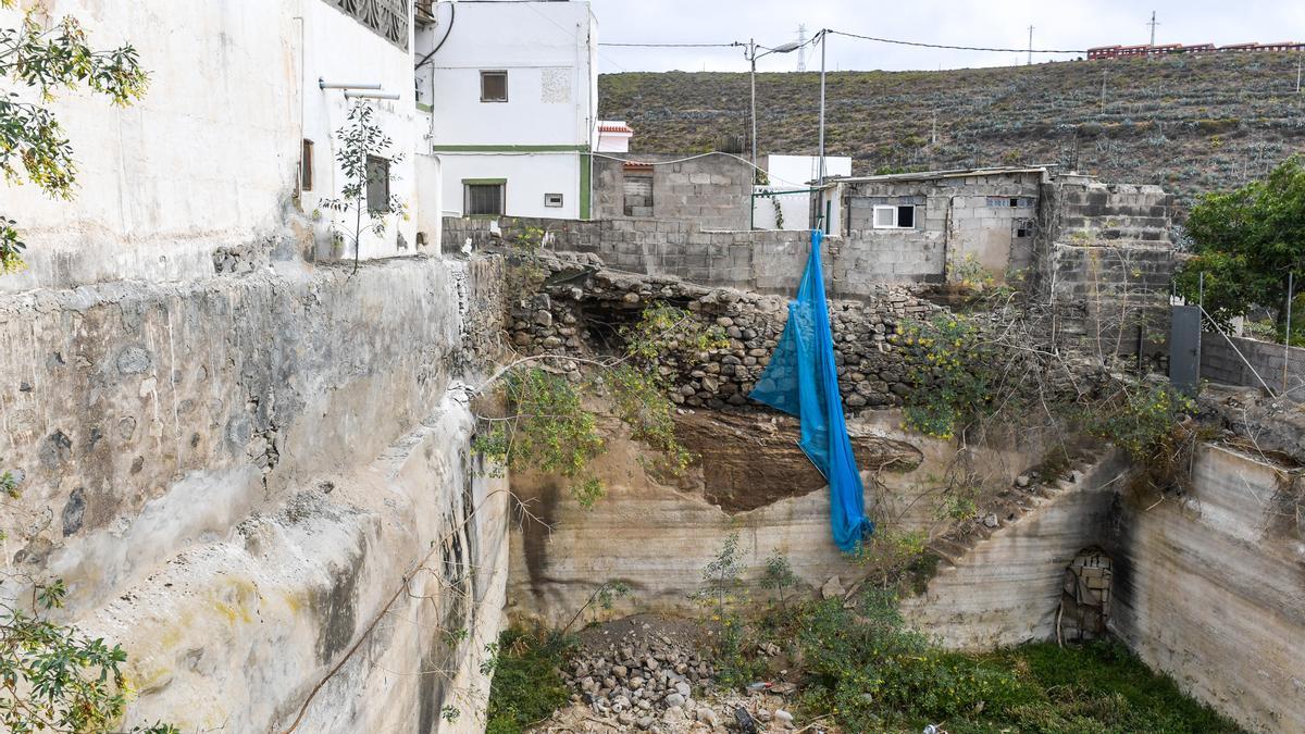 En la imagen se observa la pared desprendida del estanque en La Higuera Canaria.