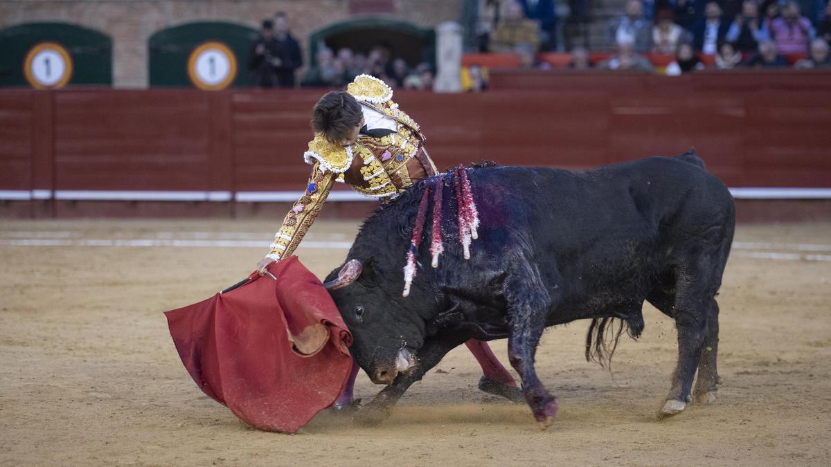 El torero peruano dibuja un extraordinario derechazo al quinto bis 
