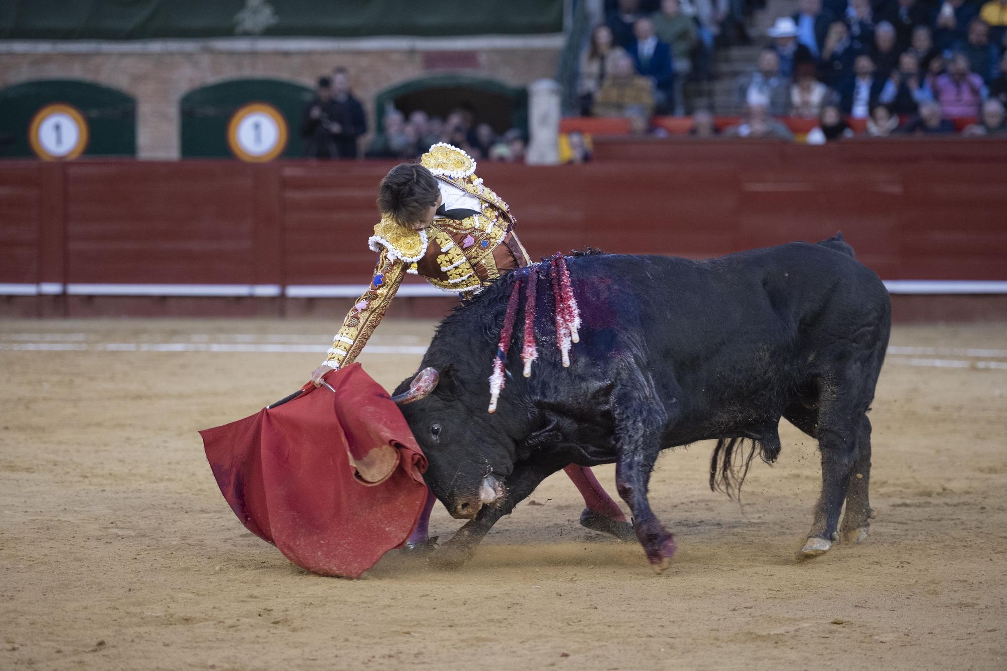 La puerta grande de Roca Rey en la Feria de Fallas 2023, en imágenes