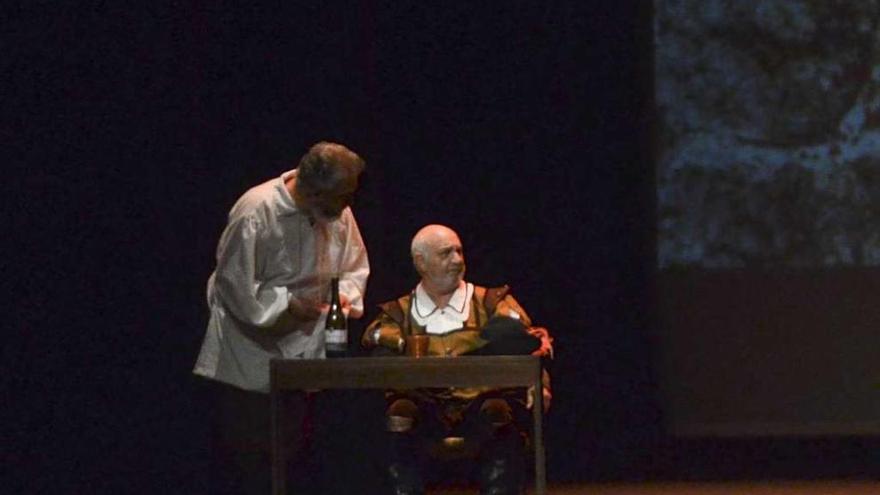 Dos actores del &#039;Don Juan Tenorio Experimentado&#039;, durante su representación en el Colón.