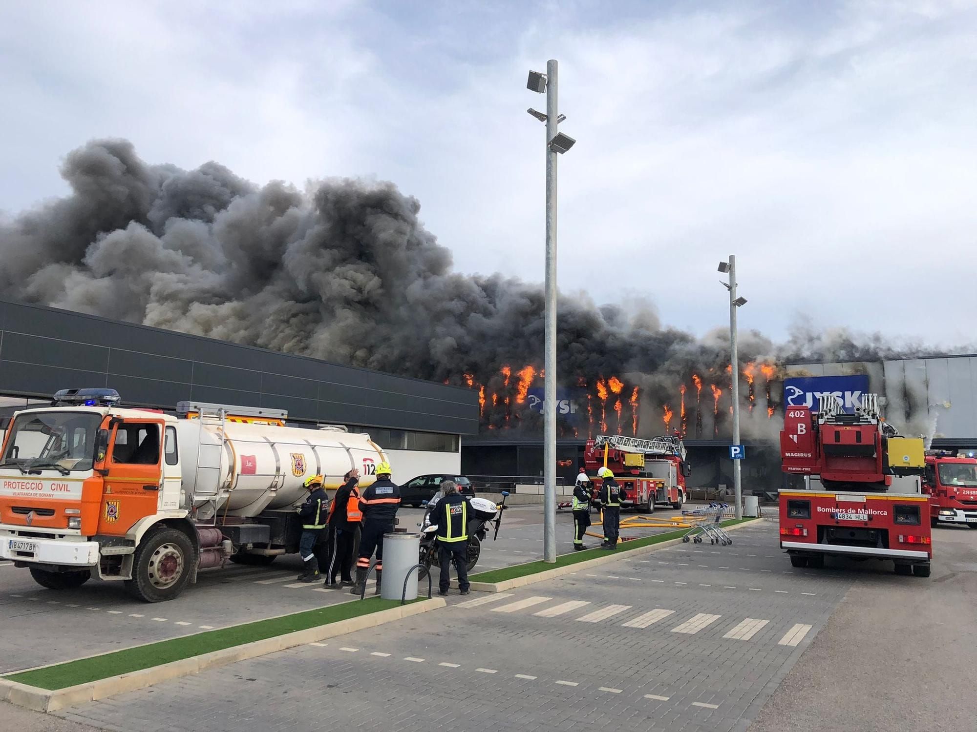 Feuer zerstört Möbelhaus Jysk in Manacor auf Mallorca
