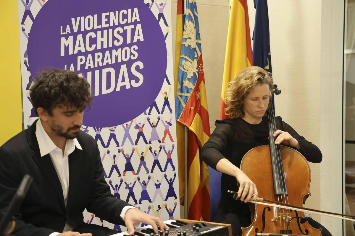 "Una puerta violeta" en la Subdelegación del Gobierno en Alicante por el 25N