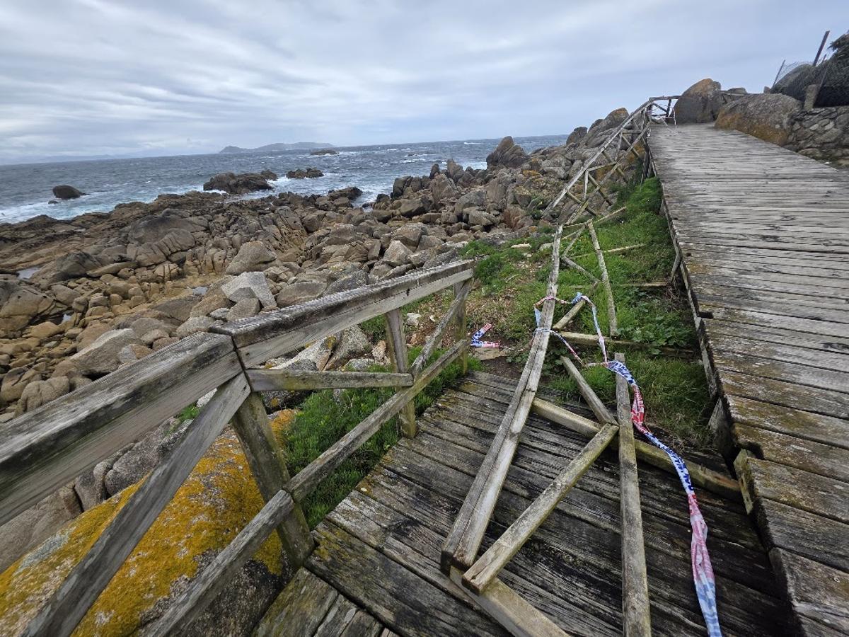 El deteriorado sendero que permite llegar desde Pedras Negras al lugar en el que se rodó la serie de televisión «Punto Nemo».