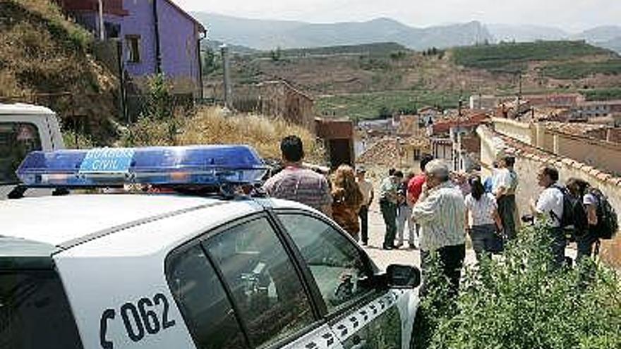 Vecinos de Albelda de Iregua (La Rioja) se acercan a la casa cuyo tejado se ha derrumbado esta mañana, con la consecuencia de que el matrimonio que dormía en el interior, que apenas llevaba un mes empadronado en el pueblo, ha fallecido.