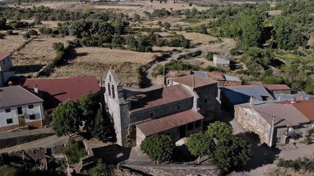 Vista aérea del pueblo de Bermillo de Alba y al fondo zona de terrenos concentrables. | CH. S.