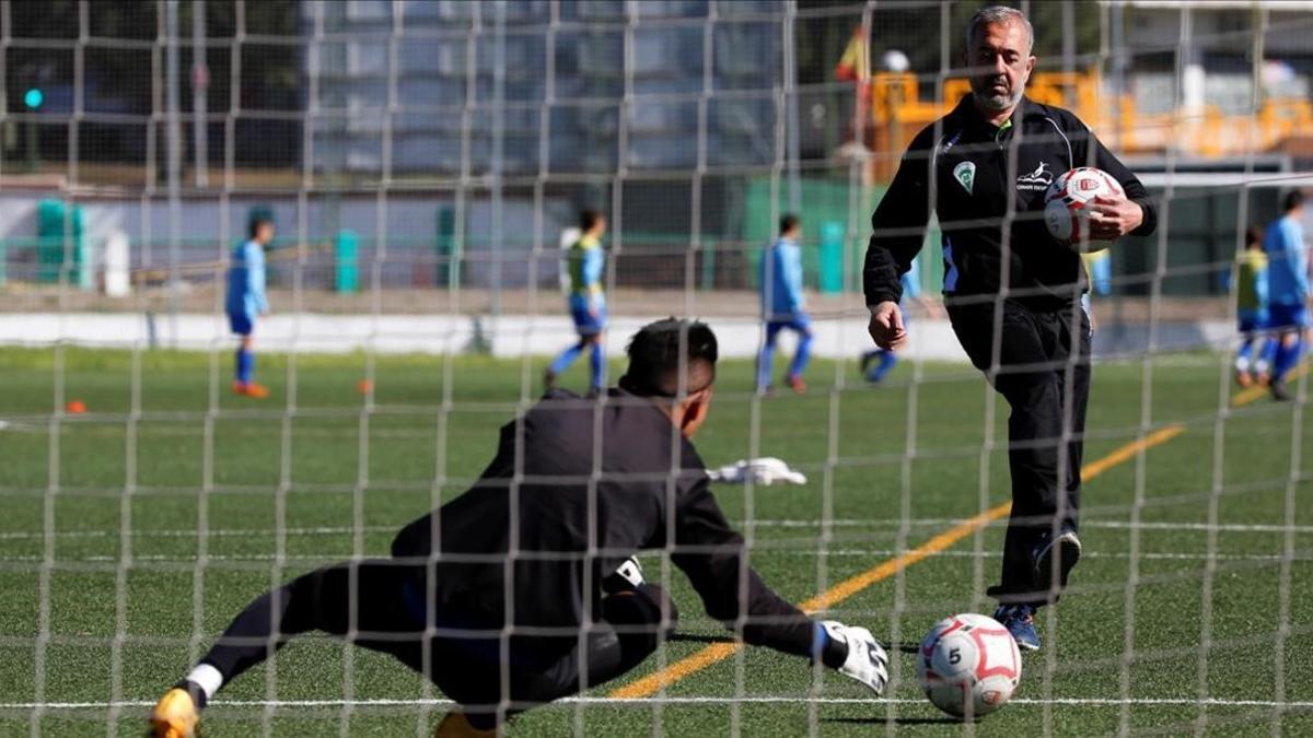 Osama, el refugiado sirio agredido por una reportera de televisión en la frontera de Hungría, rehace su vida en Getafe como entrenador de fútbol.