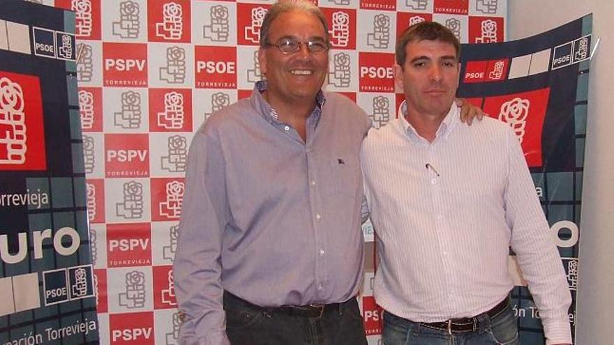 El secretario general del PSOE local, Ángel Sáez, junto al nuevo portavoz municipal del partido, Miguel Seva, ayer.