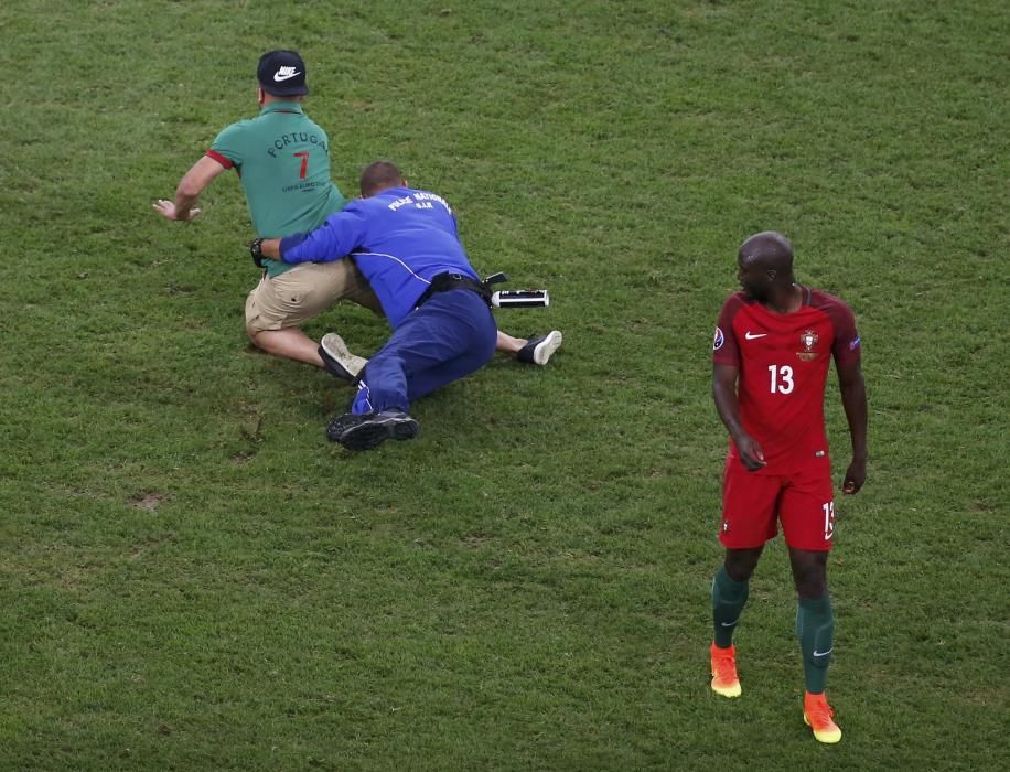 Un aficionado de Portugal saltó al campo durante el Polonia - Portugal e intentó abrazar a Cristiano Ronaldo.