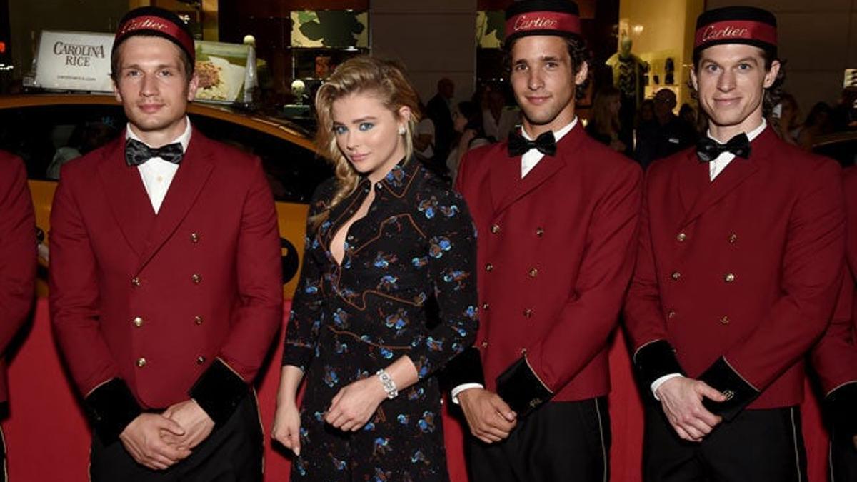 Chloë Moretz posa junto a los botones en la fiesta de reapertura de la Maison Cartier de Nueva York